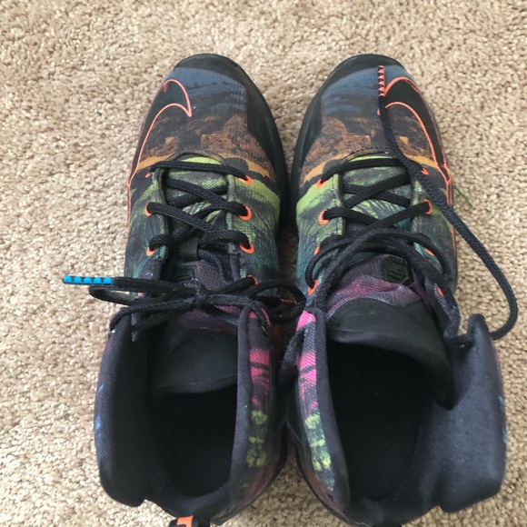 Nike Lebron XIII Shoes - Picture 4 of 5